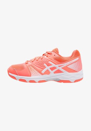 Zapatilla deportiva coral y blanca de corte bajo con paneles de malla, cordones y suela acolchada diseñada para correr o uso atlético.