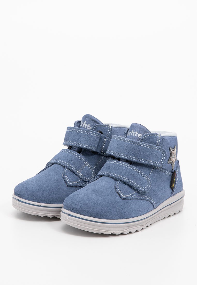Blaue Wildleder-Ankle-Schuhe mit zwei Klettverschlüssen, weißer Naht und einem Sternakzent auf einer Seite. Gummisohle mit strukturiertem Boden.