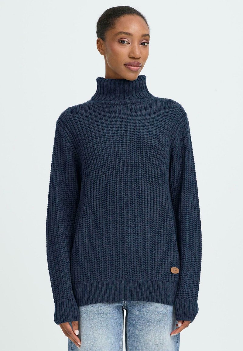 Maglione lavorato a maglia blu navy con colletto alto, caratterizzato da un motivo testurizzato, maniche lunghe e polsini e orlo a costine; accentuazione in pelle del logo.