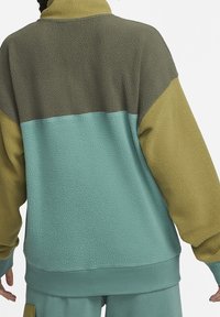 Fleecepullover med hög krage, med en färgblockdesign i olivgrön, senapsgul och teal. Mjuk känsla och oversized passform.