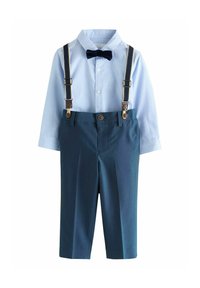 Chemise bleu clair à manches longues avec nœud papillon marine, bretelles bleu foncé et pantalon habillé assorti bleu foncé pour tout-petit ou enfant.