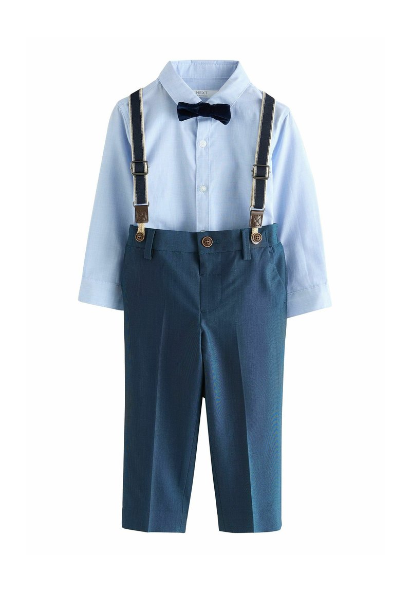 Chemise bleu clair à manches longues avec nœud papillon marine, bretelles bleu foncé et pantalon habillé assorti bleu foncé pour tout-petit ou enfant.