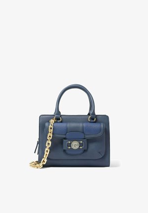 Borsa in pelle blu scuro con tracolla in oro. Presenta un manico superiore e una chiusura con un emblema, texture liscia e design strutturato.