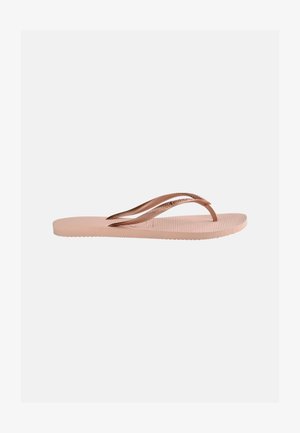 Enkelt lys rosa flip-flop sandaler med teksturert såle og metalliske rosegull Y-formede stropper på en ensfarget bakgrunn.
