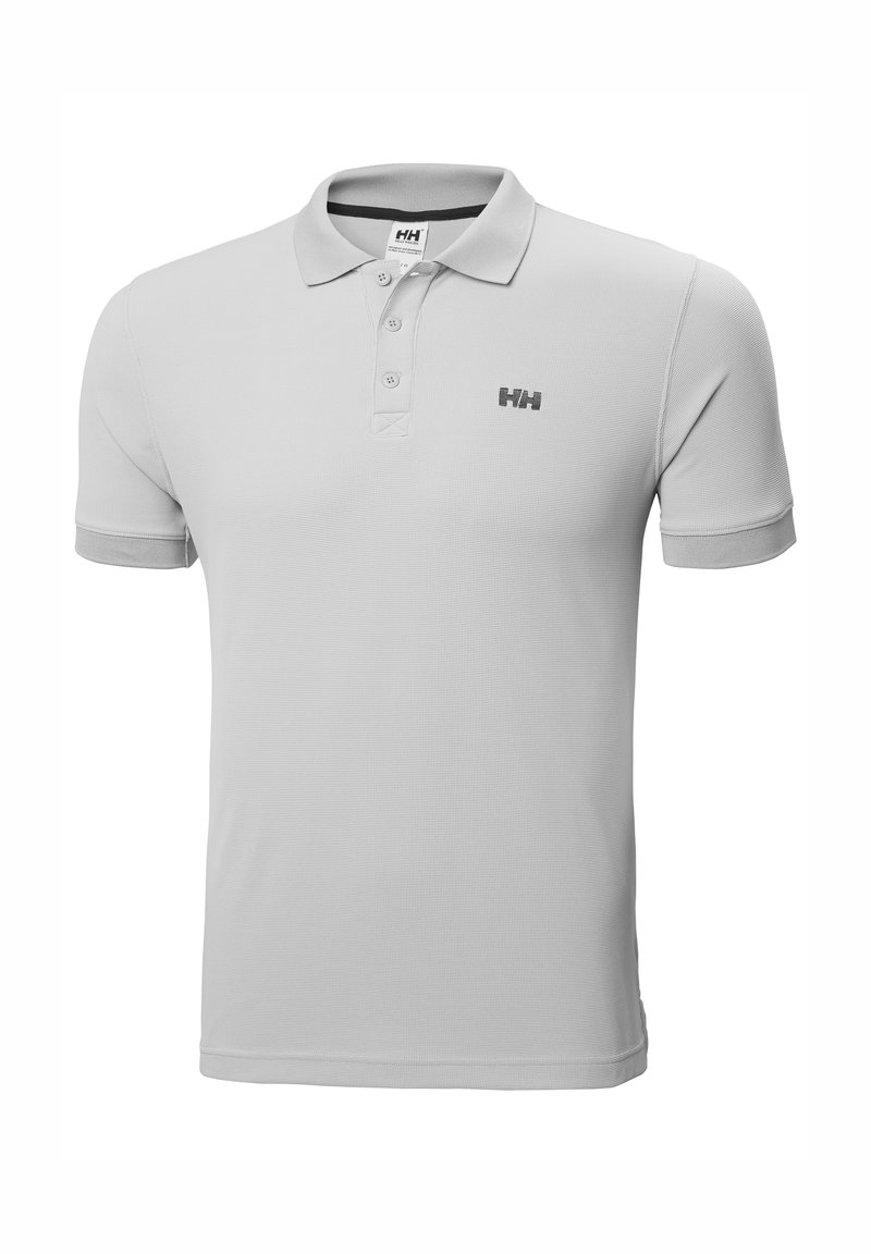 Polo shirt grigio chiaro realizzato in tessuto strutturato, con un colletto a tre bottoni e un piccolo logo nero sul lato sinistro del petto. Maniche corte.