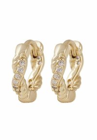 Guldörhängen i form av ringar med en tvinnad design och fem små klara ädelstenar placerade på framsidan, slät yta och polerad finish.