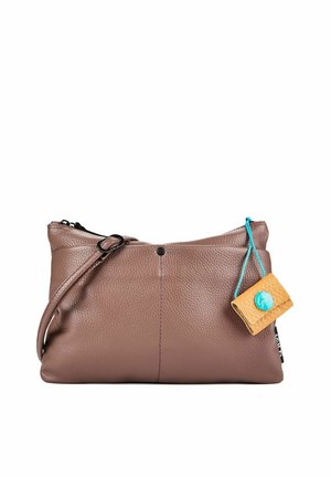 Bolso bandolera de cuero marrón texturizado con correa ajustable y pequeña bolsa de cuero marrón claro attachada con botón azul y cuerda.