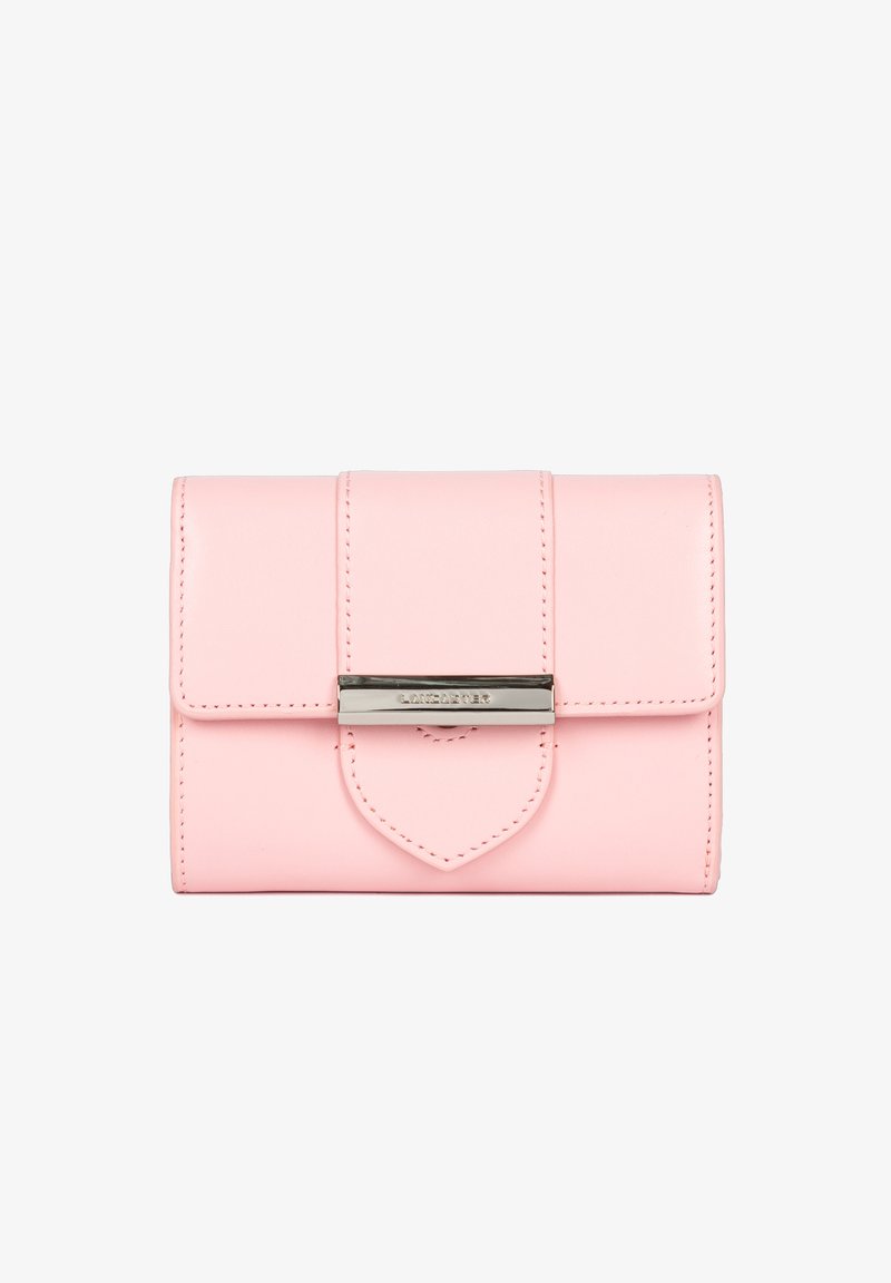 Portefeuille en cuir rose avec un design pliable, fermoir en métal argenté et coutures décoratives. Présente un rabat pointu et une texture lisse.