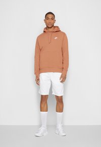 Nike Sportswear SPORTSWEAR CLUB FLEECE - Sweatshirt com capuz - mineral clay