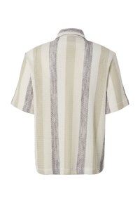 Chemise en maille manches courtes avec des rayures verticales beige, crème et grises, vue de dos, présentant un motif gaufré texturé.