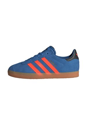 Blaue Wildleder-Sneaker mit orangen Streifen, Gummisohle, schwarzem Fersenlasche und goldener "Gazelle"-Beschriftung an der Seite.