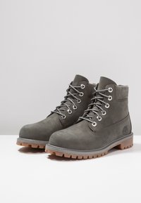Timberland ICONIC CLASSICS 6 INCH PREMIUM WP BOOT - Botines con cordones - coal