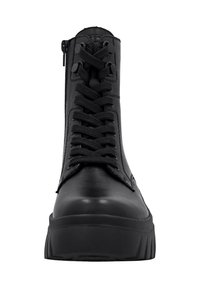 Bottine en cuir noir dotée d'un laçage sur le devant, d'une fermeture éclair sur le côté, d'une épaisse semelle en caoutchouc et d'accents texturés. Finition lisse avec un design minimaliste.