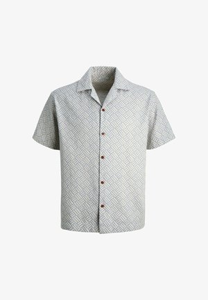 Camisa de manga corta con botones, con un patrón geométrico en beige, azul y blanco, y botones de madera marrón, con el cuello abierto en la parte superior.