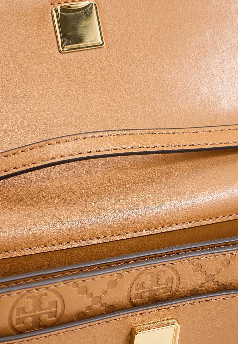 Tasche aus braunem Leder mit einem goldenen quadratischen Verschluss, farblich passendem Stich, geprägten Logo-Mustern und glatter Innenausstattung mit Branding.