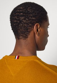 Tommy Hilfiger PIMA ORG CTN CASHMERE CREW NECK - Camisola - crest gold