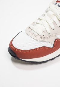 Nike Sportswear AIR MAX 1 - Sportcipő - sail/vintage coral/mars stone