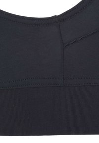 Svart sport-bh med en slät yta, bred elastisk band, sömlös design och rundad halsringning. Sömnadens detaljer är synliga.
