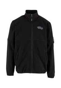 Giacca in pile nera con colletto alto, zip frontale, tasche laterali e testo ricamato "UNFAIR" in bianco e rosso sul petto.