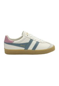Sneaker in pelle bianca con accenti blu e rosa, suola in gomma testurizzata, logo dorato e design classico con lacci. Presenta due strisce blu.