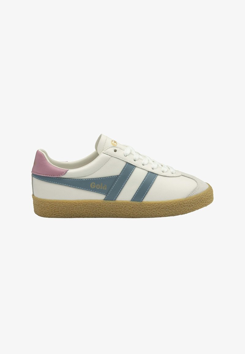 Zapatilla de cuero blanca con detalles en azul y rosa, suela de goma texturizada, logo dorado y diseño clásico de cordones. Presenta dos rayas azules.