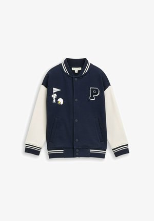Marineblauwe en witte varsityjas met gestreepte kraag en manchetten, vooraan knoopsluiting, letter P patch en Snoopy die een "Rah Rah" vlag patch vasthoudt.
