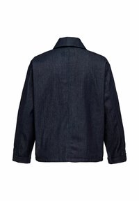 Tumši zila džinsa jaka, redzama no aizmugures, ar garām piedurknēm, salocītu apkakli un taisnām šuvēm.