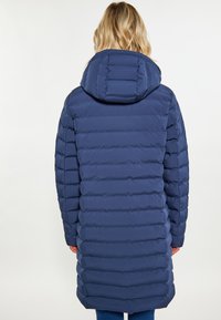 Manteau rembourré bleu marine avec capuche, featuring des sections matelassées horizontales, une texture lisse et un design longueur genou.