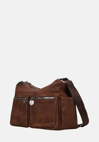 Bolso de cuero marrón con dos bolsillos frontales con cremallera, un cierre superior con cremallera y una correa de tela ajustable. Textura suave con patrones sutiles.