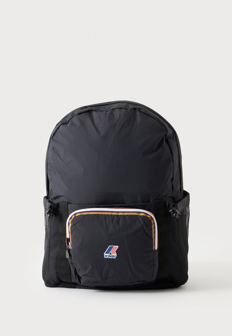 Zaino nero con tasca frontale con cerniera bordata da strisce gialle, bianche e arancioni, tasche laterali in rete e logo K-Way sulla tasca frontale.