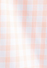 Katoenen stof met een witte achtergrond, waarop een lichtroze en oranje ruitjespatroon is afgebeeld, met fijne rasterlijnen en een gladde textuur.