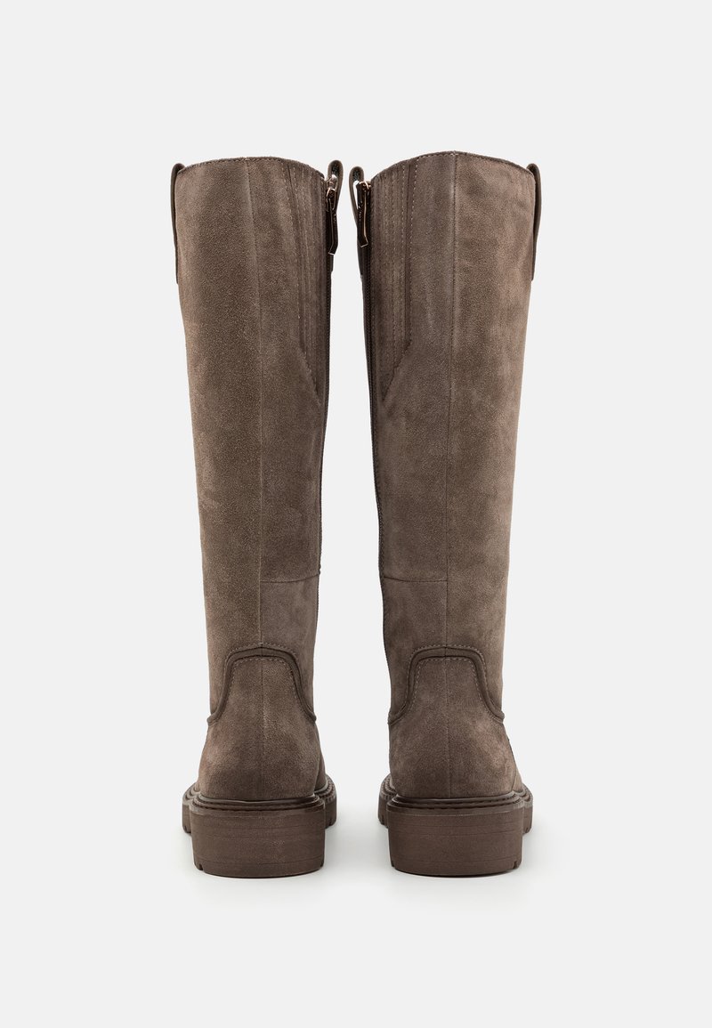 Bottes marron en daim hautes jusqu'au genou avec une finition texturée, un bout rond et un talon épais ; présentent une fermeture éclair et des coutures décoratives.