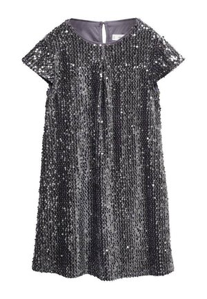 Robe en sequins gris avec manches courtes, encolure ronde et ouverture en forme de trou de serrure dans le dos. Présente une silhouette ample en ligne A et une texture scintillante.