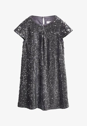 Robe en sequins gris avec manches courtes, encolure ronde et ouverture en forme de trou de serrure dans le dos. Présente une silhouette ample en ligne A et une texture scintillante.