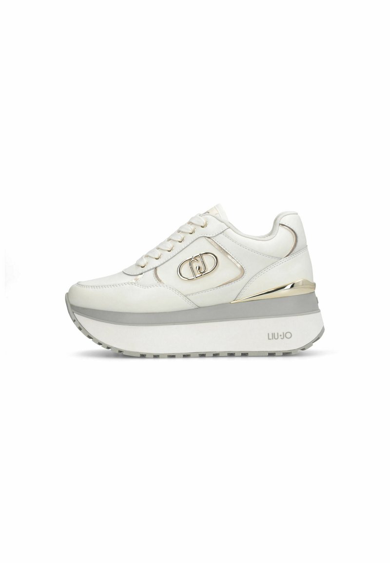 Sneaker platform bianco con accenti metallici oro, logo laterale, lacci frontali e suola in gomma spessa con la scritta "LIU•JO" sul tallone.
