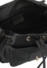 La borsa a secchiello in pelle nera presenta una superficie testurizzata, hardware color oro, chiusura a coulisse e una piccola tasca frontale.
