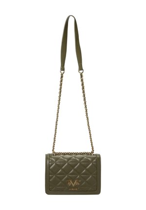 Sac en bandoulière en simili cuir matelassé vert olive avec une chaîne en or, présentant un accent en logo doré et une forme rectangulaire.