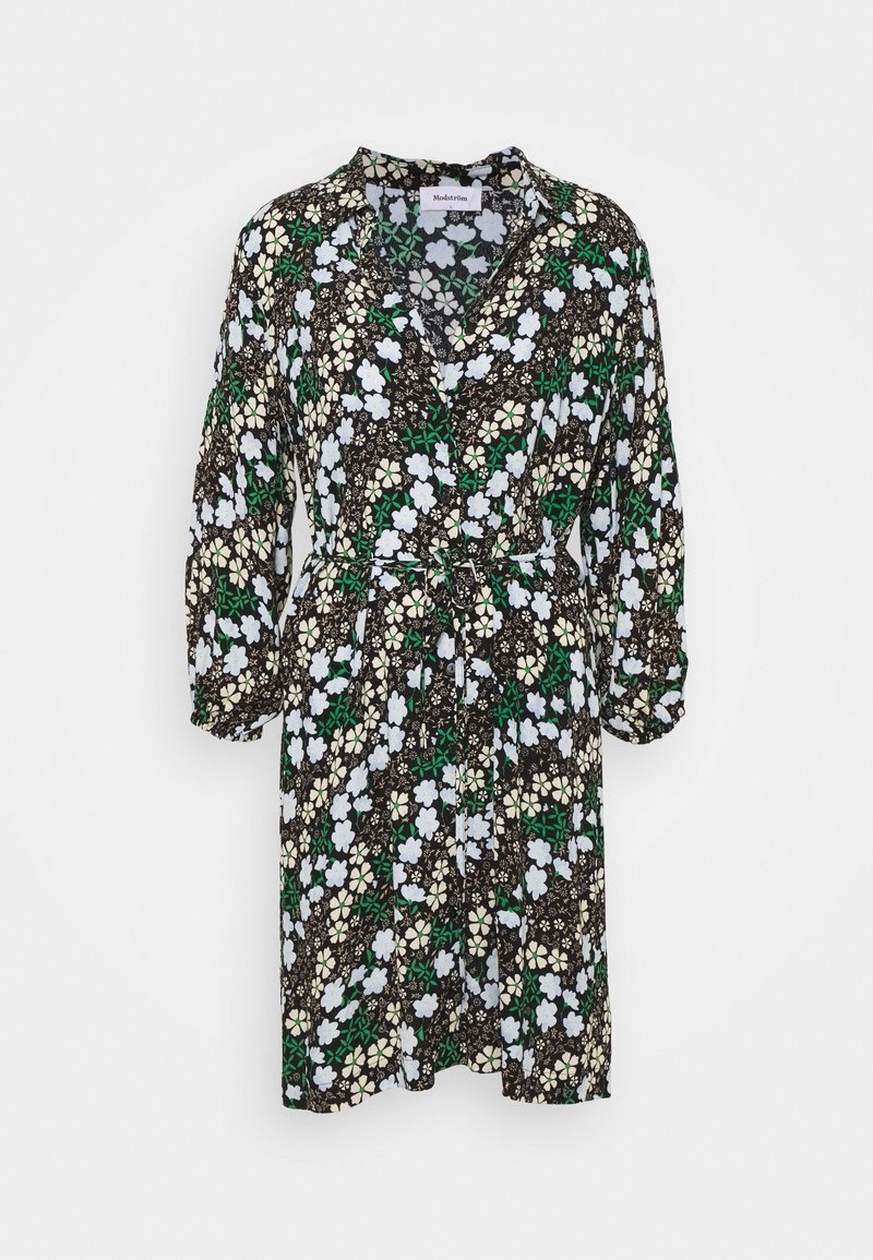 Vestito a portafoglio floreale con sfondo nero, fiori bianchi e azzurri chiari, foglie verdi, maniche a tre quarti e vita regolabile con laccio.