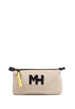 Bolsa rectangular beige con logo MH negro, cremallera negra y tira de cremallera amarilla sobre fondo blanco.