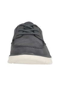 Baskets en cuir gris avec des lacets noirs, un bout arrondi et une semelle en caoutchouc blanche. Présente des détails de couture et des œillets en métal pour les lacets.