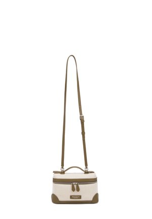 Petit sac bandoulière rectangulaire en tissu beige avec garniture en cuir marron, double fermeture éclair, poignée supérieure et bandoulière réglable.