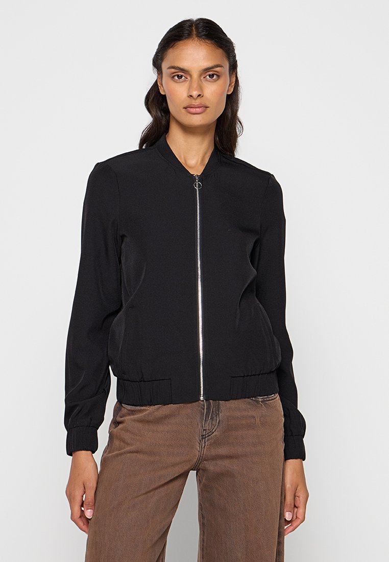 Schwarze Bomberjacke mit Reißverschluss vorne, gerippten Bündchen und Saum. Hergestellt aus einem glatten, leichten Material mit einem klaren, schlanken Design.