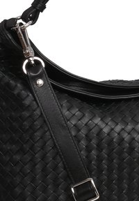 Sac à main en cuir tressé noir avec une finition lisse. Il dispose d'une bandoulière détachable, de quincaillerie en argent et d'une forme structurée légèrement courbée.