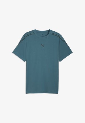 Morski t-shirt z krótkim rękawem z czarnym logo Puma na piersi oraz charakterystycznymi paskami wzdłuż ramion i rękawów.