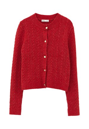 Rood kabelgebreid vest met ronde hals, lange mouwen en vijf gestructureerde gouden knopen aan de voorkant.