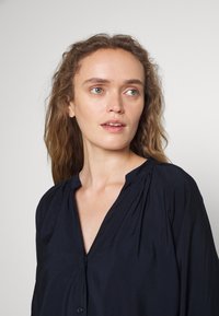 GANT STAND COLLAR BLOUSE - Blusa - evening blue