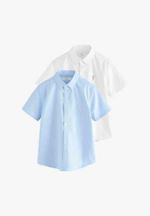 Zwei kurzärmelige Hemden zum Knöpfen, eines hellblau vorne und eines weiß dahinter, beide mit kleinen bestickten Logos auf der Brust.