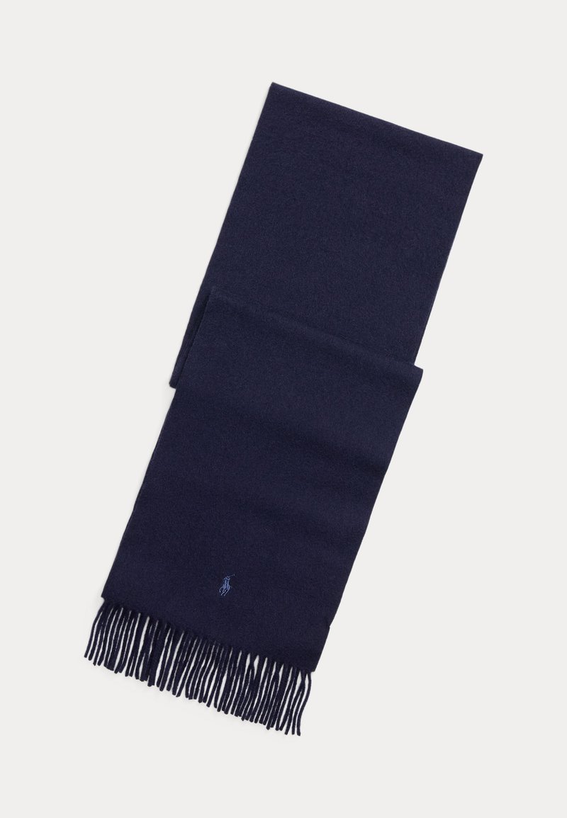 Marineblauwe wollen sjaal met franjes aan de uiteinden en een klein geborduurd logo dicht bij een franjes op een witte achtergrond.