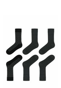 Sæt bestående af seks sokker i mørkegrå og sort. Et par har et tekstmønster; de øvrige er ensfarvede med et logo. Materialet ser blødt og strækbart ud.