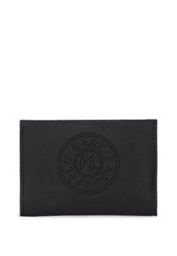 Porte-cartes en cuir noir avec logo circulaire en relief. Texture lisse, forme rectangulaire, et design minimaliste sans attaches ou quincaillerie visibles.